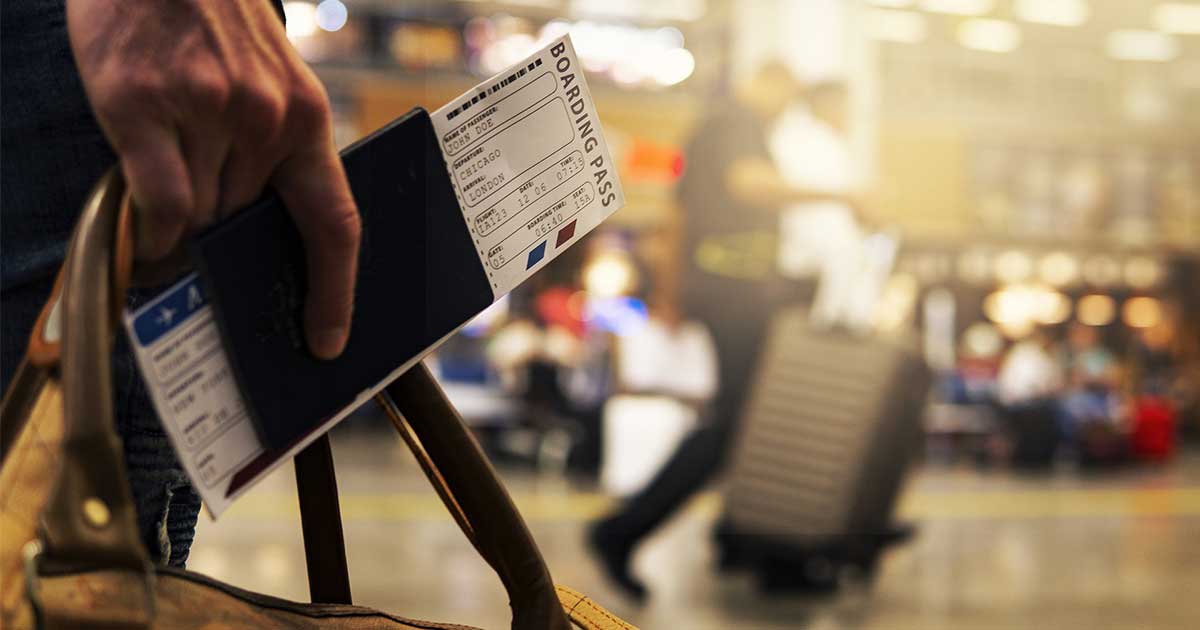 Carte d'embarquement-imprimée-à-l'aéroport